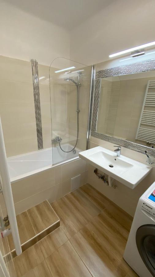 Zrinyi Central Apartman With Free Parking Mestecǎneşti Exterior foto